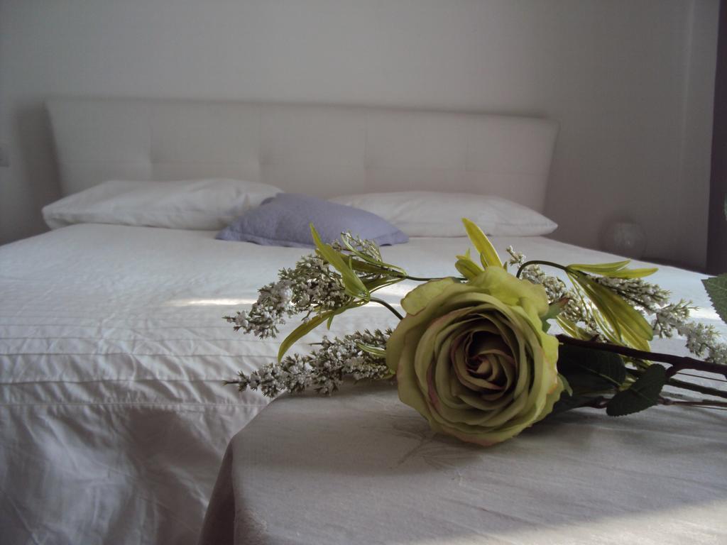 لاتيزي B&B Rosa Del Garda الغرفة الصورة